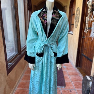 Robe japonesa de meados do século XX em rayon damasco com gola de veludo pintada.