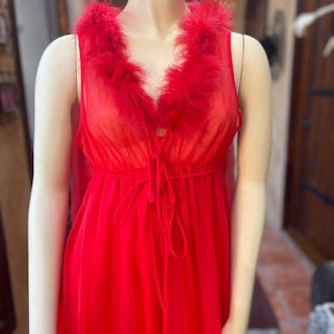 Vintage rode babypoppeignoir met verenkraag