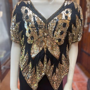 Haut papillon en soie noire et dorée des années 1970/80