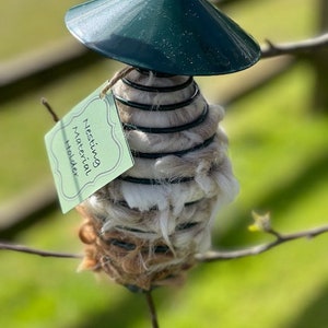 Nesting Material Holder with Alpaca Fibre