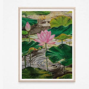 Peut inclure: Une peinture à l'aquarelle dans un cadre en bois clair représentant une fleur de lotus rose vif en pleine floraison à côté d'un bouton fermé, entourée de grands nénuphars vert foncé avec des gouttes d'eau sur une surface d'étang ondulée.