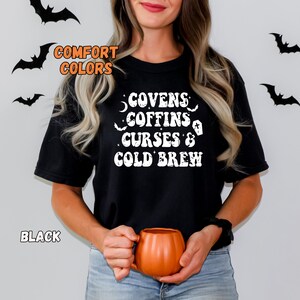 Häxig Halloween-tröja med komfortfärger: Vikar, kistor, förbannelser, kallbryggt tee