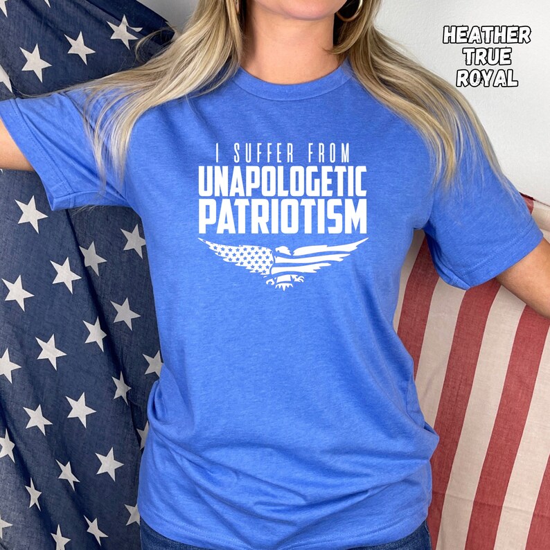 Op de afbeelding: Een blauw t-shirt met de tekst "I suffer from unapologetic patriotism" en een witte adelaar met een Amerikaans vlagontwerp. Het shirt is heather true royal.