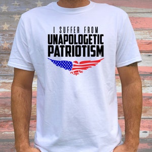 Op de afbeelding: Wit T-shirt met een zwarte adelaar afbeelding en de tekst "I suffer from unapologetic patriotism". De adelaar is gemaakt van de Amerikaanse vlag.