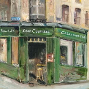 Peut inclure: Une peinture d'une devanture de magasin verte avec les mots "TÉAC COLRNÉAL" et "Tabaïne 1764" sur l'auvent. La devanture est en angle et a une porte avec un tabouret jaune à l'intérieur. Le bâtiment est peint dans des tons beige et blanc.
