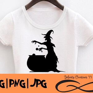 Puede incluir: Una silueta negra de una bruja revolviendo un caldero con una poción burbujeante. La bruja lleva un sombrero puntiagudo y una larga túnica fluida. La imagen está en una camiseta blanca.