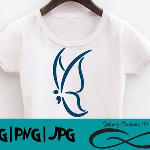 Op de afbeelding: Een wit T-shirt met een blauw vlinderontwerp met een puntkomma. De tekst "SVG | PNG | JPG" staat onderaan de afbeelding. De tekst "Infinity Creations 99" staat rechtsonder in de afbeelding met een oneindigheidssymbool.