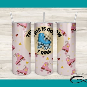 Puede incluir: Un vaso delgado de 20 onzas con un fondo rosa y un patrón de patines rosas. El vaso tiene un círculo blanco con el texto "THIS IS HOW I ROLL" en negro y un patín azul con ruedas blancas.