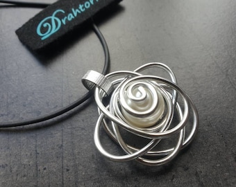 Fleurs - pendentif chaîne en fil d'aluminium 3 tailles avec perle de la marque de bijoux DRAHTORIA