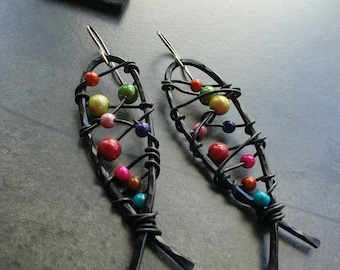 Earrings with a fish - pendant hammered from aluminum wire with brightly colored pearls from the DRAHTORIA jewelery label