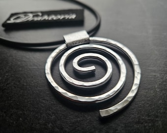 Elegant statement necklace with spiral from the jewelry label DRAHTORIA