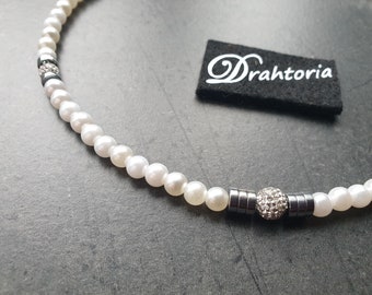 Elegant pearl necklace with rhinestones and hematite from the jewelry label DRAHTORIA
