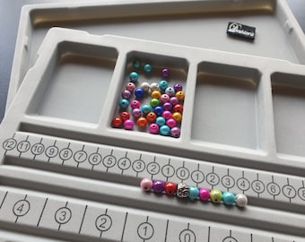 Bead board with lid for making bracelets from the jewelry label DRAHTORIA