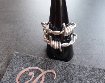 Barbed wire ring made of aluminum wire. Unique double ring also as a thumb ring from the jewelry label DRAHTORIA