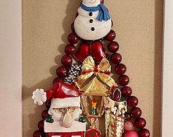 Collage kerstboom met juwelen: vintage kerstman, sneeuwpop in witte lijst