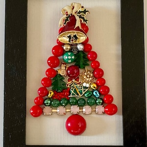 7.25”x5.25”x.25”の黒いフレーム、ヴィンテージのクリスマスとコスチュームジュエリーで飾られた宝石のクリスマスツリーコラージュ。