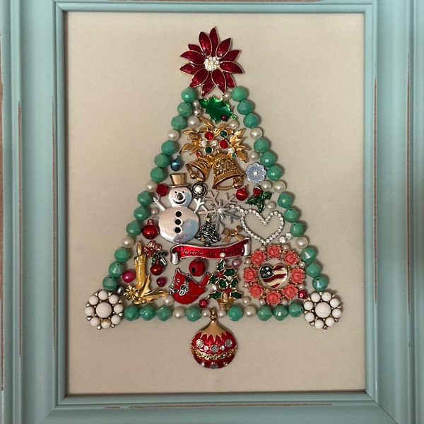 Collage di gioielli vintage con albero di Natale in cornice color acquamarina anticata