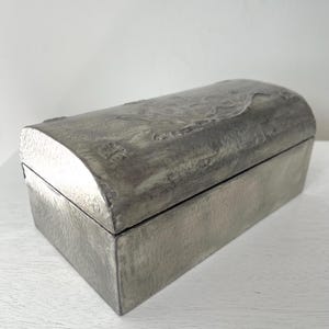 Antigua caja de peltre inglés repousse Arts & Crafts Tapa de cúpula de dragón heráldico c1900