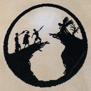 Peut inclure: Broderie au point de croix en noir et blanc représentant une scène du Seigneur des Anneaux. Trois personnages marchent vers une grande figure sombre avec des ailes.