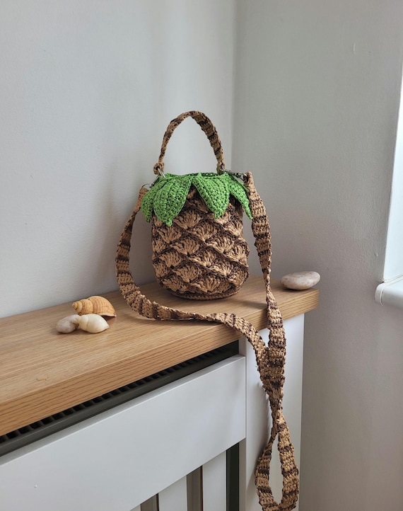 Bolso de piña de rafia tejido a crochet y hecho a mano España