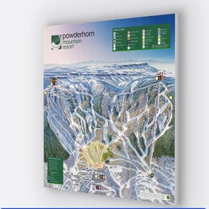 Puede incluir: Un mapa detallado de Powderhorn Mountain Resort, que muestra las pistas de esquí, los remontes y otras comodidades. El mapa está en un estilo colorido con un fondo verde y texto blanco.