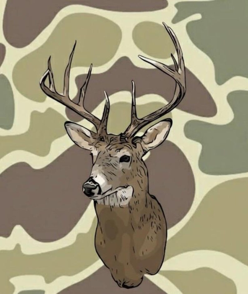 Pode incluir: Uma cabe&ccedil;a de veado castanho com grandes chifres, sobre um fundo de padr&atilde;o de camuflagem em tons de castanho, bege e verde. O veado tem tra&ccedil;os faciais detalhados e um contorno escuro, criando uma ilustra&ccedil;&atilde;o estilizada.