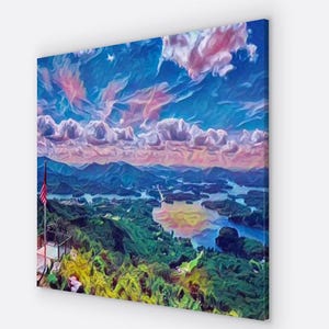 Puede incluir: Una pintura de un paisaje montañoso con un lago y una pequeña bandera estadounidense en primer plano. El cielo es de un azul vibrante con nubes rosadas y blancas. Las montañas son verdes y azules, y el lago es de un azul profundo.