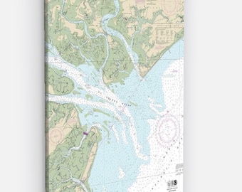 Può includere: Una carta nautica di St. Helena Sound, Carolina del Sud. La carta mostra la costa, le vie navigabili e le isole della zona. La carta è stampata in bianco e nero con accenti blu e verdi.