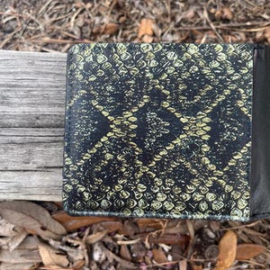 Geldbörse für Herren mit Klapperschlangenmotiv, Geldbörse aus Schlangenleder, zweifach gefaltete Geldbörse mit Klapperschlangenmotiv, Geldbörse mit Kunstdruck, 11,7 x 9,7 cm (gefaltet)