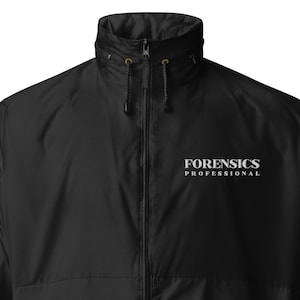 Peut inclure: Veste coupe-vent noire avec un col montant, une fermeture éclair intégrale et deux poches avant. Le texte "FORENSICS PROFESSIONAL" est imprimé en blanc sur la poitrine. Des cordons de serrage sont présents au niveau de l'ourlet et du col.