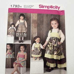 Simplicity #1793 Abito, pantaloni, pantaloncini con modello bambola da 18" per bambini 3, 4, 5, 6, 7 e 8