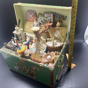 ENESCO TREASURE CHEST of Toys オルゴール Enesco Toy Symphony Treasure Chest of Toys Animated Music