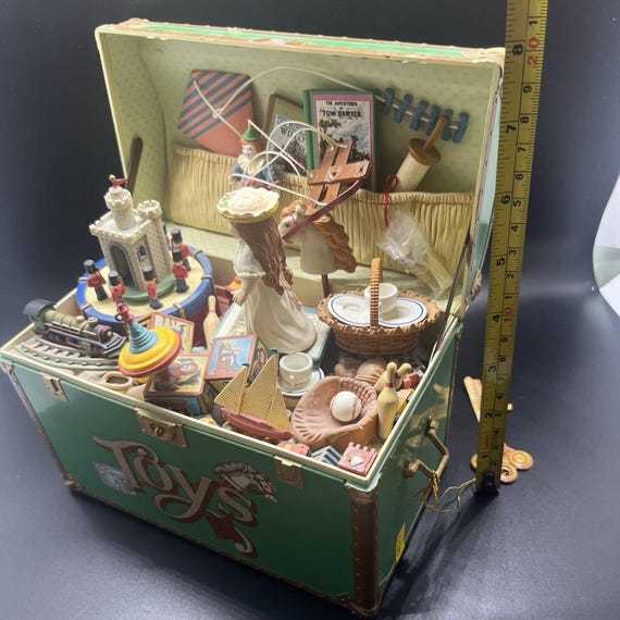 ENESCO TREASURE CHEST of Toys オルゴール Enesco 'Treasure Chest of Toys' Animated Music Box In box