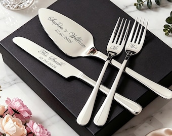 Conjunto personalizado para cortar bolo de casamento, com faca e garfos gravados. Presente perfeito para o casal.