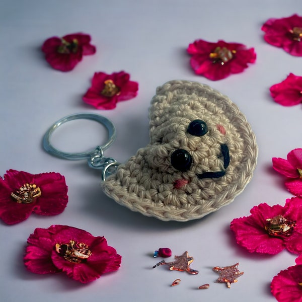 Smiley Fortune Cookie Keychain | Crochet Amigurumi Kawaii Keyring for Positive Vibes | Cute Accessories | Bag/Key Charm for Good Luck & Joy