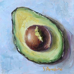 Könnte beinhalten: Ölgemälde einer halbierten Avocado, das das lebendige grüne Fruchtfleisch und einen großen, braunen Kern zeigt. Das Kunstwerk weist dicke Pinselstriche und ein strukturiertes Aussehen auf. Der Hintergrund ist hellblau, die Signatur des Künstlers unten rechts.