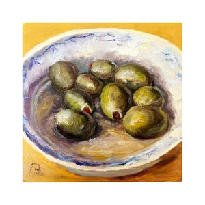 Peut inclure: Peinture à l'huile d'un bol blanc et bleu rempli d'olives vertes. Les olives ont un centre brun-rouge. Le bol repose sur une surface jaune-orange. La peinture présente des coups de pinceau visibles.
