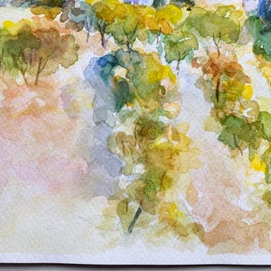 Op de afbeelding: Aquarel schilderij van een landschap met bomen en bladeren in tinten groen, geel en bruin. Het kunstwerk heeft een zachte, impressionistische stijl met een licht, luchtig gevoel. De lucht is een mix van blauw en wit.