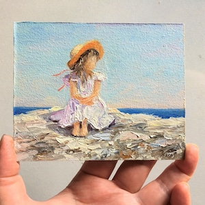 Petite peinture à l’huile originale, miniature avec une fille au bord de la mer, sur les rochers, méditerranéenne, paysage marin, art impressionniste, 4x5 pouces