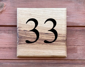 Premium Eichenholz quadratische Tür Nummernschild, individuell geschnitzte Holzplakette, Hausschild, ideales Geschenk für Sie / Ihn