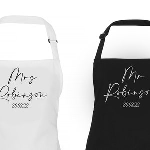 Personligt anpassat bröllopsdagsförkläde, Mr & Mrs Script-typsnitt bröllopshaklapp, perfekt present till brud och brudgum