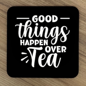 Puede incluir: Posavasos cuadrado negro con texto blanco que dice "Good things happen over tea".