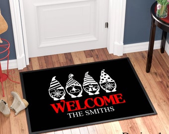 Può includere: Tappetino nero con quattro gnomi bianchi con cappelli e un tappetino di benvenuto rosso con il testo "Welcome The Smiths".