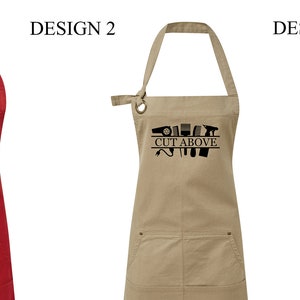 Può includere: Tre diversi design per un grembiule personalizzato a tema parrucchiere. Il primo grembiule è rosso con il nome "SARAH" e strumenti da parrucchiere. Il secondo grembiule è beige con il testo "CUT ABOVE" e strumenti da parrucchiere. Il terzo grembiule è nero con un design a forma di cuore e il nome "Breanna" e strumenti da parrucchiere.