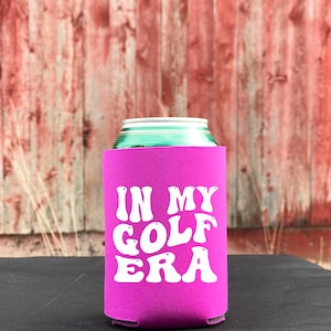 Enfriador de latas con diseño de golf, enfriador de cerveza/rechoncho novedoso, divertido abrazador de bebidas de golf, funda para bebidas In My Golf Era, regalo ideal