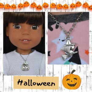 Puede incluir: Una muñeca con un collar con colgante de calabaza plateada. Otra imagen muestra un collar con colgante de bruja plateada. El fondo incluye una camisa rosa con estrellas blancas y la palabra "Halloween".