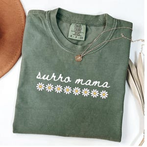代理母シャツ：デイジーのディテールが入ったコンフォートカラーのコットンTシャツ