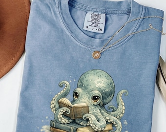 T-Shirt mit Oktopus-Motiv für Bücherliebhaber, Comfort Colors Leseratten-Shirt, Buchclub-Shirt, Küsten-Leseratten-Shirt, Verspieltes Geschenk für Meeresleser