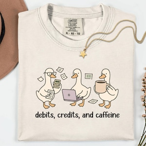 Divertente maglietta da contabile con oca, maglietta da contabile Comfort Colors, maglietta con caffè e debiti/crediti, regalo umoristico per contabili, maglietta da ufficio