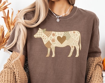 Maglietta patchwork con mucca, maglietta rustica con mucca da fattoria, sagoma di mucca con motivo a quadretti floreali terrosi, regalo per gli amanti delle mucche da fattoria, maglietta con colori confortevoli